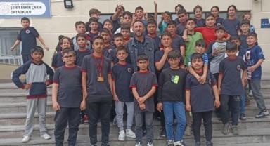 Hoca Ahmet Yesevi Mahallesi Muhtarı Engin Aygül, 100 Öğrenciye Ücretsiz Saç Kesimi Yaptırdı