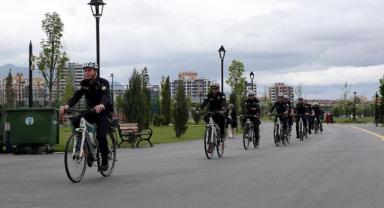 Kayseri'de polisler vatandaşın huzur ve güvenliği için pedal çeviriyor