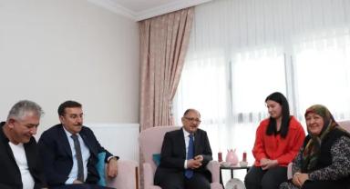 Mehmet Özhaseki, Malatyalı depremzede ailenin evine misafir oldu