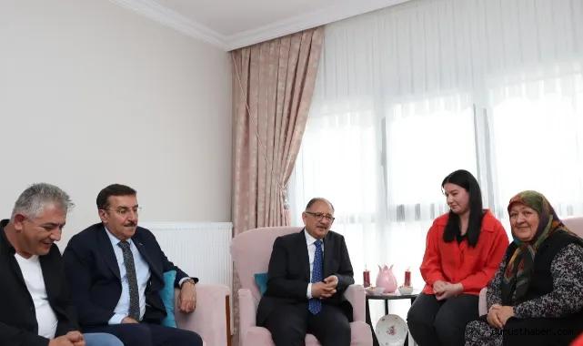 Mehmet Özhaseki, Malatyalı depremzede ailenin evine misafir oldu