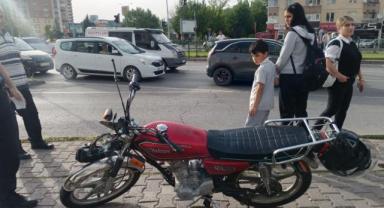 Motosiklet'in yayaya çarptığı kazada 1'i ağır 3 yaralı