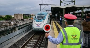 Yeni YHT treni ilk seferine çıktı