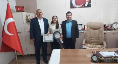 Yeşilhisarlı Öğrenci Bedriye Malkoç, Mısra Ezberleme Yarışması'nda Kayseri Birincisi!