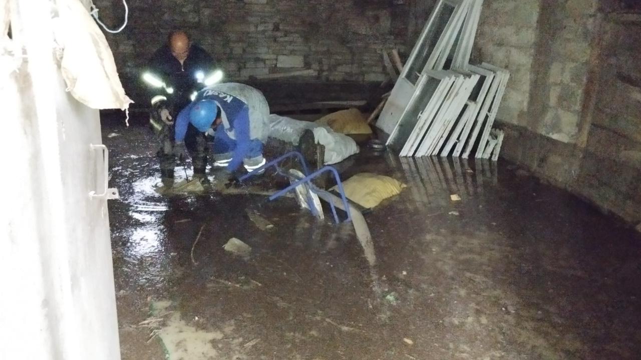 Yoğun yağıştan dolayı mağdur olan vatandaşlara KASKİ ekipleri yetişti