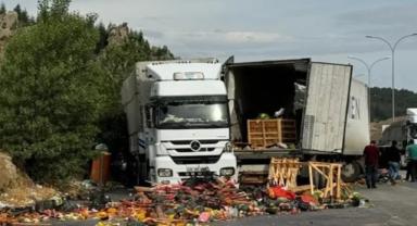 Afyonkarahisar'da yolcu otobüsü ile tır çarpıştı: 14 yaralı