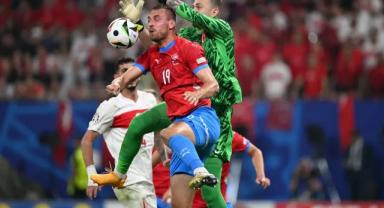 Çekya'nın attığı golde Mert Günok'a yapılan faul es geçildi