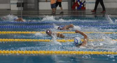 Kayseri'de Yüzücü babaları yarıştı