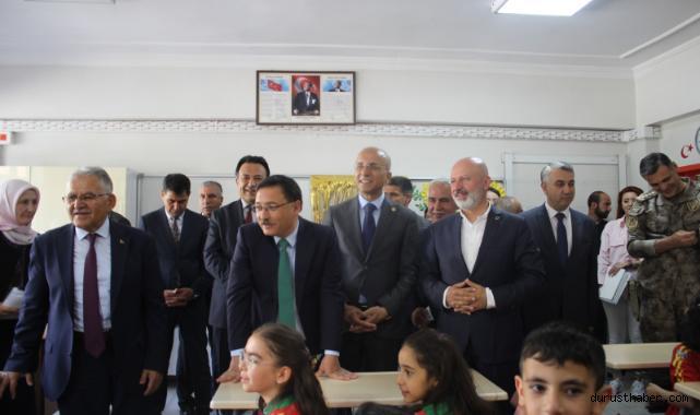 Kayseri protokolü miniklerin karne heyecanına ortak oldu