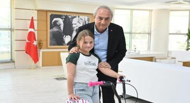 Başkan Kocagöz’den küçük Seher’e bisiklet
