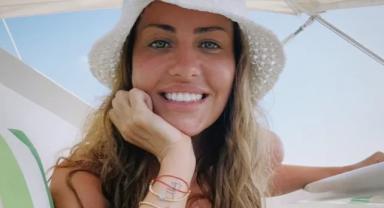 Derya Uluğ deniz sezonunu açtı, tatile arkadaşlarıyla çıktı