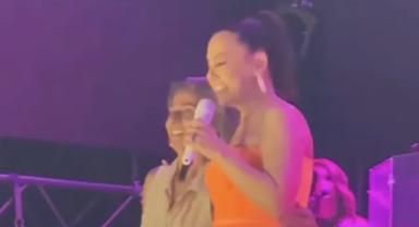 Ebru Gündeş ve Yıldız Tilbe karşılıklı göbek attı