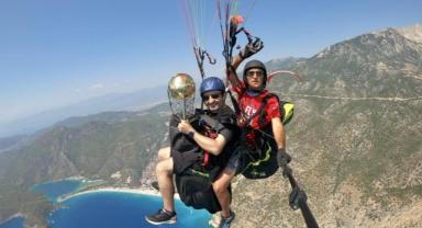 Galatasaray'ın şampiyonluk kupası yamaç paraşütüyle uçuruldu