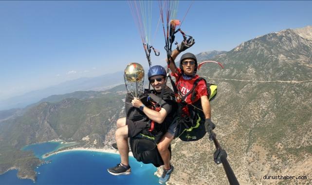 Galatasaray'ın şampiyonluk kupası yamaç paraşütüyle uçuruldu