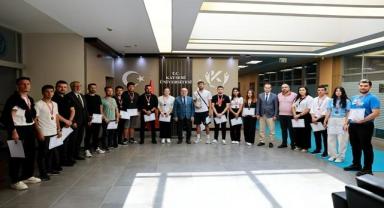 KAYÜ Rektörü, Dragon Kano yarışmalarında üçüncü olan üniversite takımını kabul etti