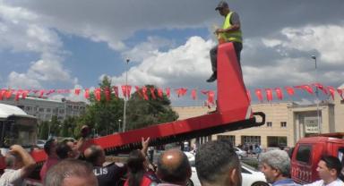 Kendini yakmak isteyen vatandaşı polis ikna etti