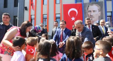 Vali Gökmen Çiçek, Öğrencilerin Yeni Eğitim-Öğretim Yılı Heyecanına Ortak Oldu