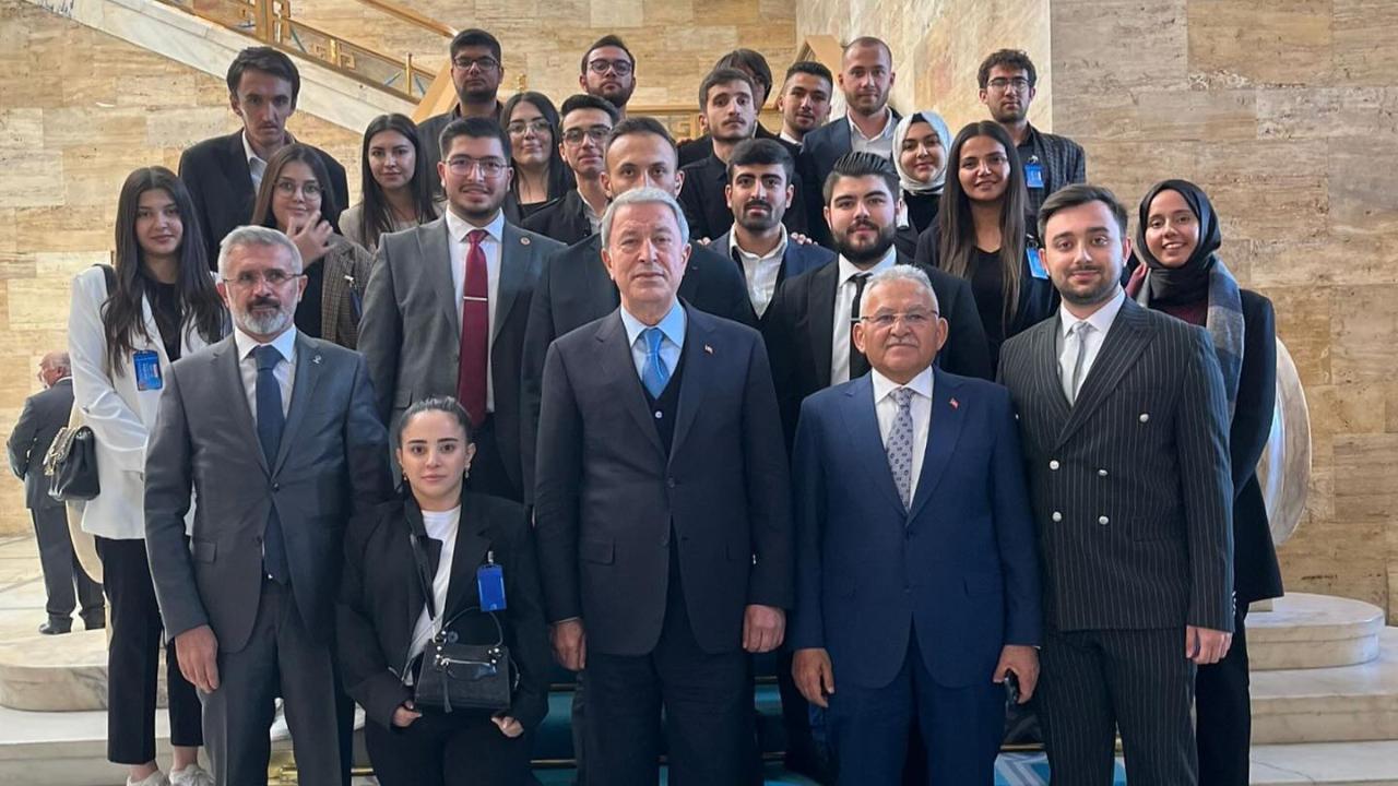 AK Parti Grup Toplantısı'na Katılan Başkan Büyükkılıç, Milletvekili Ataş'ı Tebrik Etti