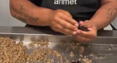 Midyeci Ahmet’in Hijyen Standartları Sosyal Medyada Tepki Çekti: “Hindistan’a Doğru Yol Alıyoruz”