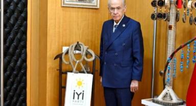 SONDAKİKA | Bahçeli'ye atılan ipi Devlet Bahçeli makam odasına astı