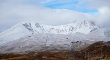 Erciyes Kayak Merkezi'ne kar yağdı