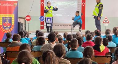 Jandarma ekiplerinden 210 öğrenciye trafik bilinci eğitimi