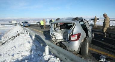 Kars'ta öğretmenleri taşıyan minibüs otomobile çarptı, 12 öğretmen yaralandı