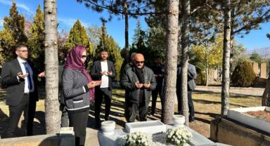 Müsteşar Nesibova'dan Çakmakoğlu'nun kabrine ziyaret