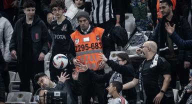 Beşiktaş tribünlerinden tepki! Hasan Arat paralar nerede?