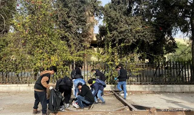 Suriye'nin başkenti Şam'da gönüllü gençler sokakları temizliyor