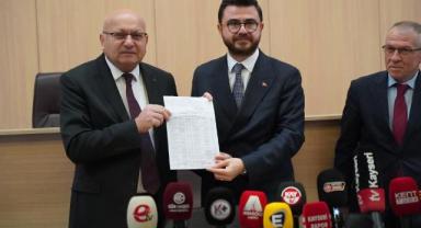 Hüseyin Okandan Mazbatasını Teslim Aldı