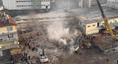 Konya'da çöken binanın enkazından 3 kişi sağ olarak çıkarıldı, arama kurtarma çalışmaları sürüyor