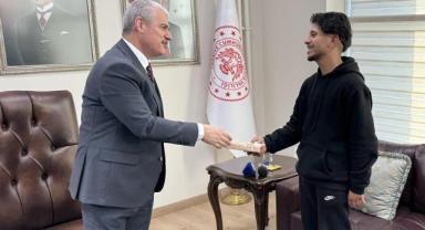 Konya Valisi Akın'dan çöken binadaki komşularını duyarlılığıyla kurtaran gence cep telefonu hediyesi