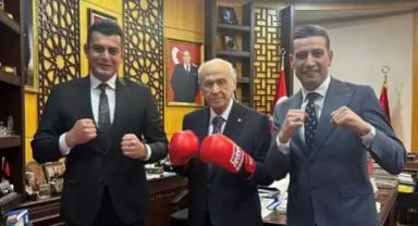 MHP Genel Başkanı Devlet Bahçeli boks eldiveniyle poz verdi