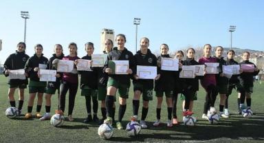 Yeşil sahanın şampiyon kızları, okul sıralarında da zirvede