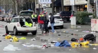 Almanya'da araç kalabalığın arasına daldı 