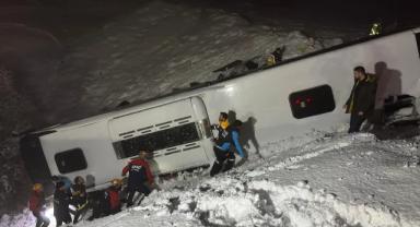 Bingöl'de yolcu otobüsünün devrilmesi sonucu 4 kişi öldü, 32 kişi yaralandı