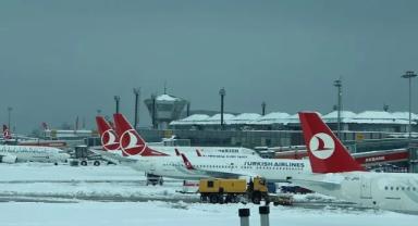 İstanbul'da uçuşlara kar ve fırtına engeli