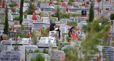 Depremzede illerde hüzünlü mezarlık ziyareti