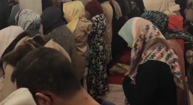Kadın ve erkeklerin aynı safta namaz kılması olayına inceleme