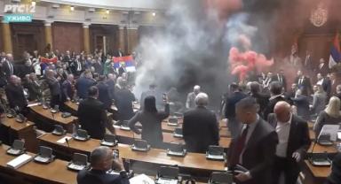 Sırbistan'da muhalefet, parlamentoya sis bombası attı
