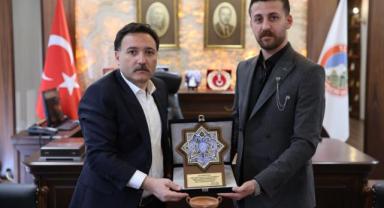 Vali Çiçek, Çini Sanatçısı Batuhan Deniz’i Kabul Etti