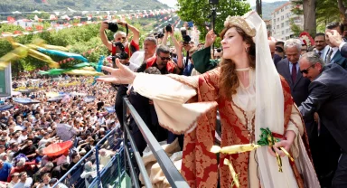 8 ton mesir macunu halka saçıldı