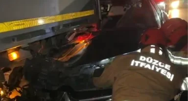 Anadolu Otoyolu’nda otomobil tıra çarptı