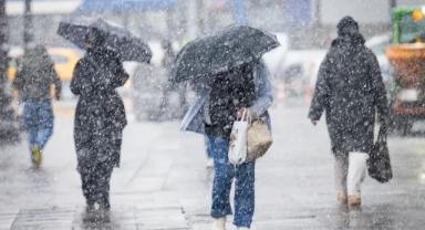 Ankara Beyaza Büründü: Kar Yağışı Hayatı Yavaşlattı, Okullara Ara Verildi