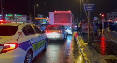 Düzce'de kırmızı ışıkta bekleyen araca minibüs çarptı!