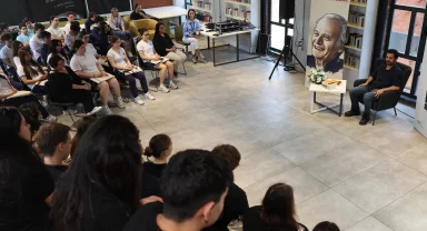 Genç oyuncu, öğrencilere “Hababam Sınıfı”nı okudu