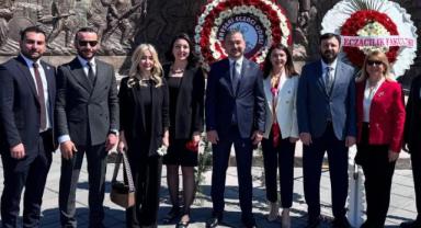 Kayseri Eczacılar Odası’ndan Atatürk Anıtı’na Çelenk
