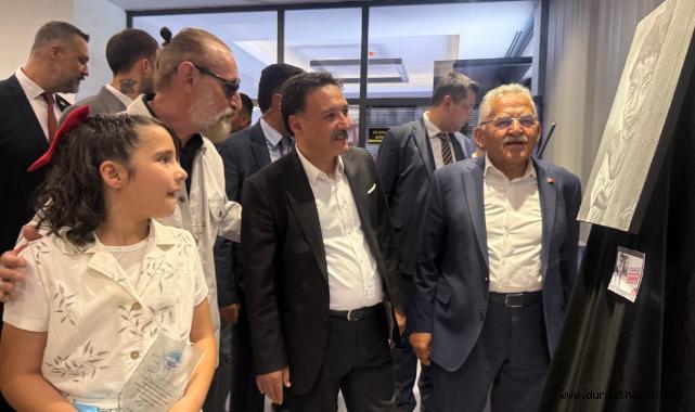 Gazeteci-Yazar Ağaşe sözcüklerle değil fırçayla anlattı