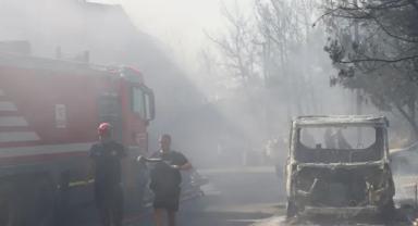 İzmir’deki yangın galericiler sitesini kül etti!