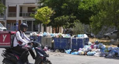 Maaş grevi İzmir'i çöplüğe çevirdi
